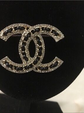 Fashion Jewelry Black and Gold Crystal Interlocking Brooch